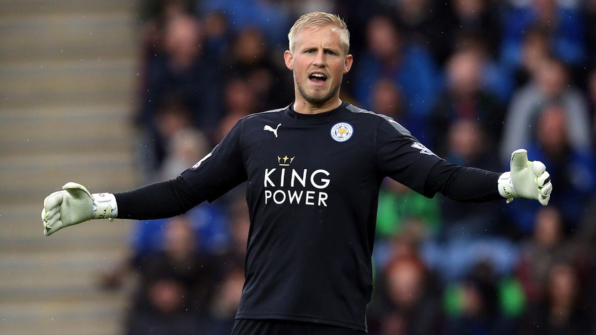 thủ môn Kasper Schmeichel đã có lần thứ 398 ra sân trong màu áo Bầy cáo thủ môn Kasper Schmeichel đã có lần thứ 398 ra sân trong màu áo Bầy cáo
