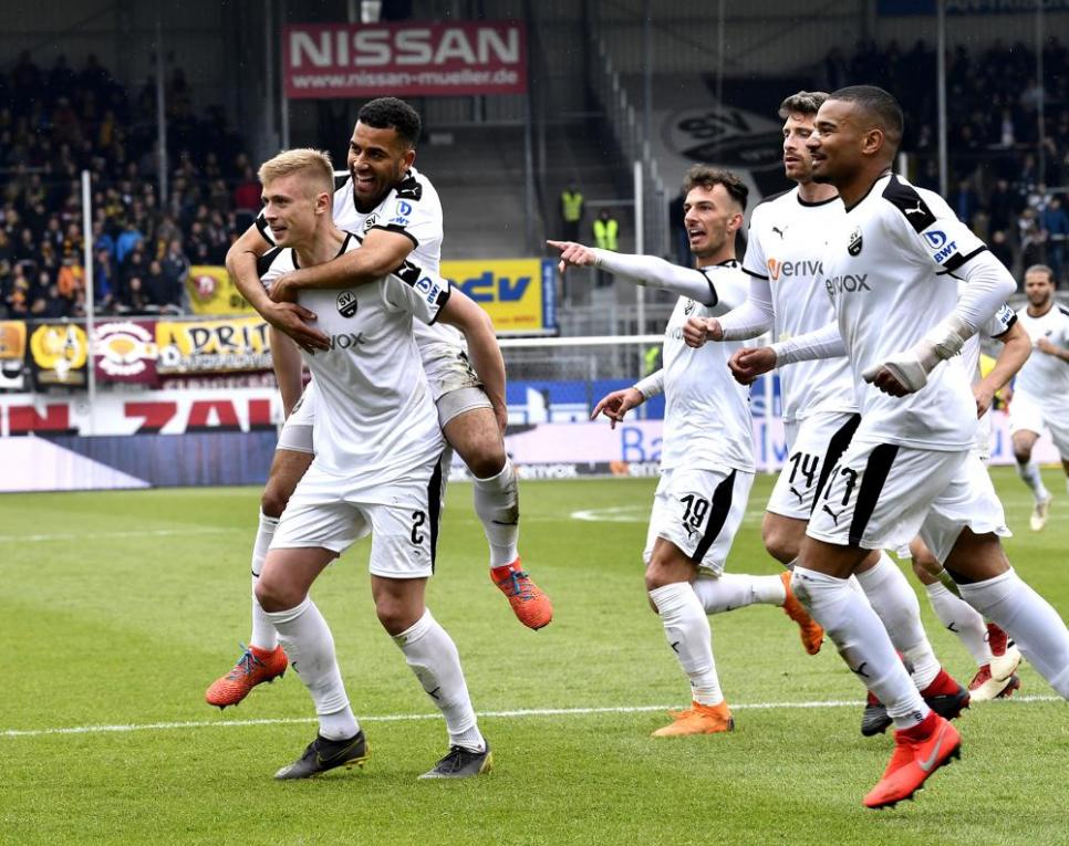 SV Sandhausen - Đây là câu lạc bộ bóng đá chuyên nghiệp nhỏ nhất của Đức. SV Sandhausen - Đây là câu lạc bộ bóng đá chuyên nghiệp nhỏ nhất của Đức.