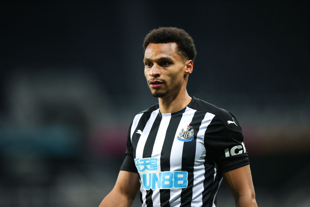 Jacob Kai Murphy chơi ở vị trí tiền vệ chạy cánh phải cho câu lạc bộ Premier League Newcastle United.