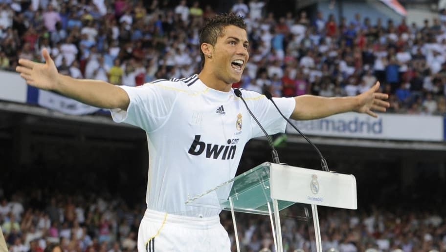 Năm 2009 khi Ronaldo đầu quân cho đội bóng hoàng gia Tây Ban Nha. Năm 2009 khi Ronaldo đầu quân cho đội bóng hoàng gia Tây Ban Nha.