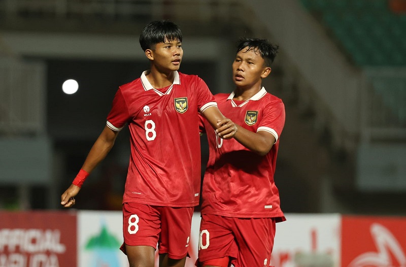 Arkhan Kaka( bên trái) là một cầu thủ bóng đá chuyên nghiệp người Indonesia Arkhan Kaka( bên trái) là một cầu thủ bóng đá chuyên nghiệp người Indonesia