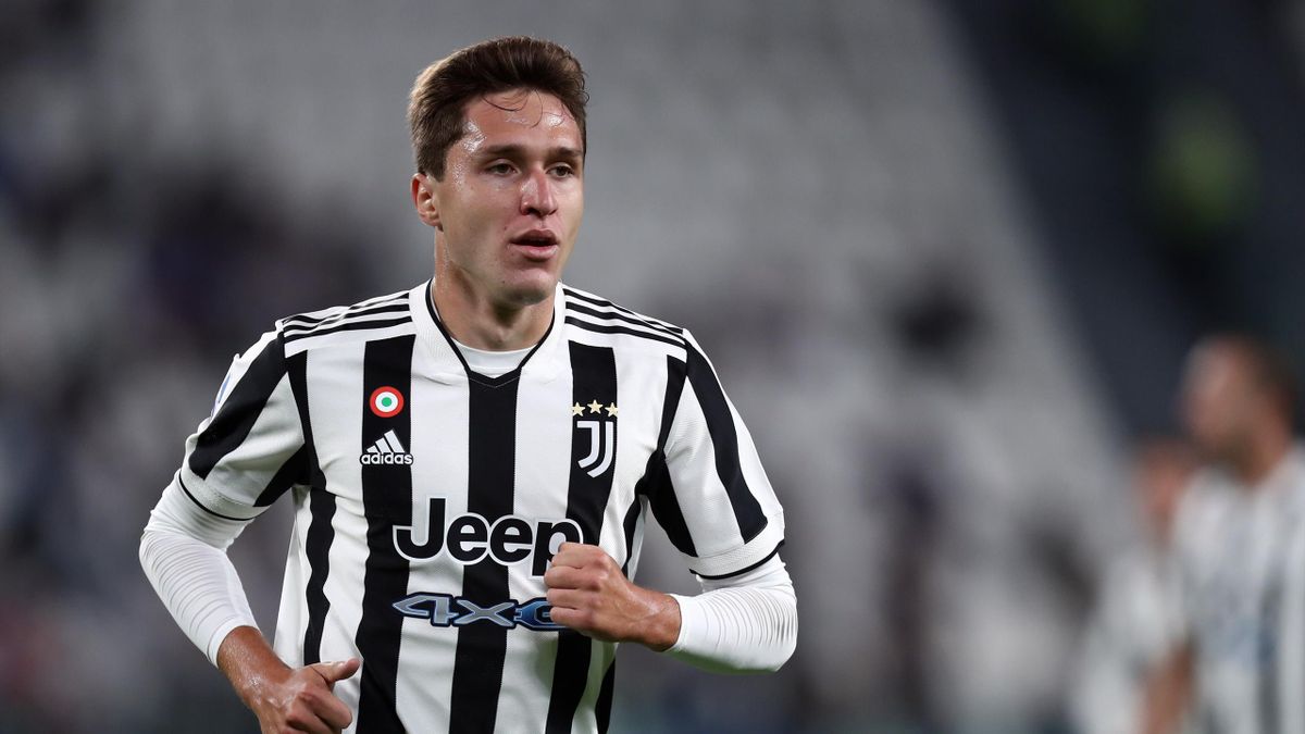 Federico Chiesa chơi ở vị trí tiền đạo cánh cho câu lạc bộ Juventus tại Serie A Federico Chiesa chơi ở vị trí tiền đạo cánh cho câu lạc bộ Juventus tại Serie A