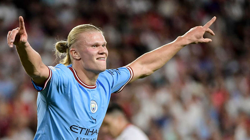 Cầu thủ Haaland đang đá cho Man City Cầu thủ Haaland đang đá cho Man City