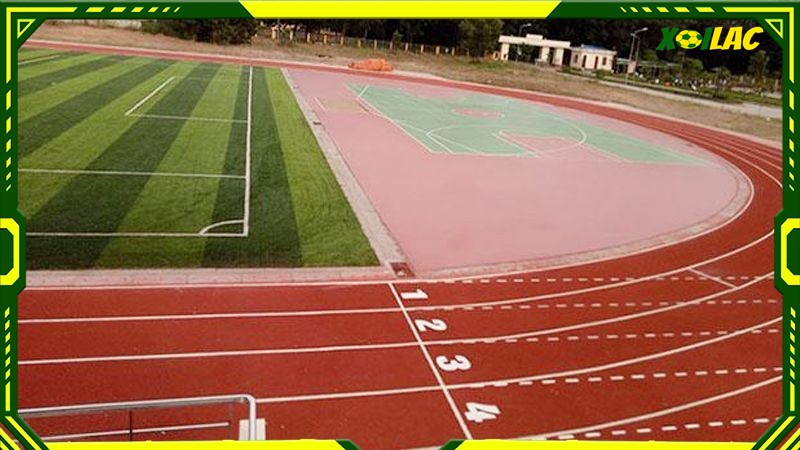 Đường piste và đường pitch đều nằm ngoài biên sân bóng Đường piste và đường pitch đều nằm ngoài biên sân bóng